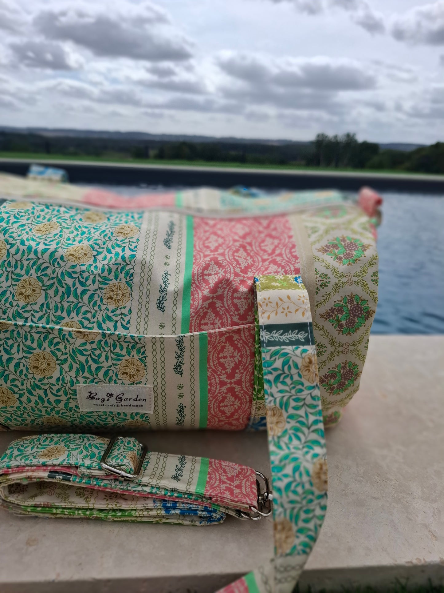 Sac polochon en tissu coton motifs patchwork multicolores imprimés floraux et géométriques vert beige bleu