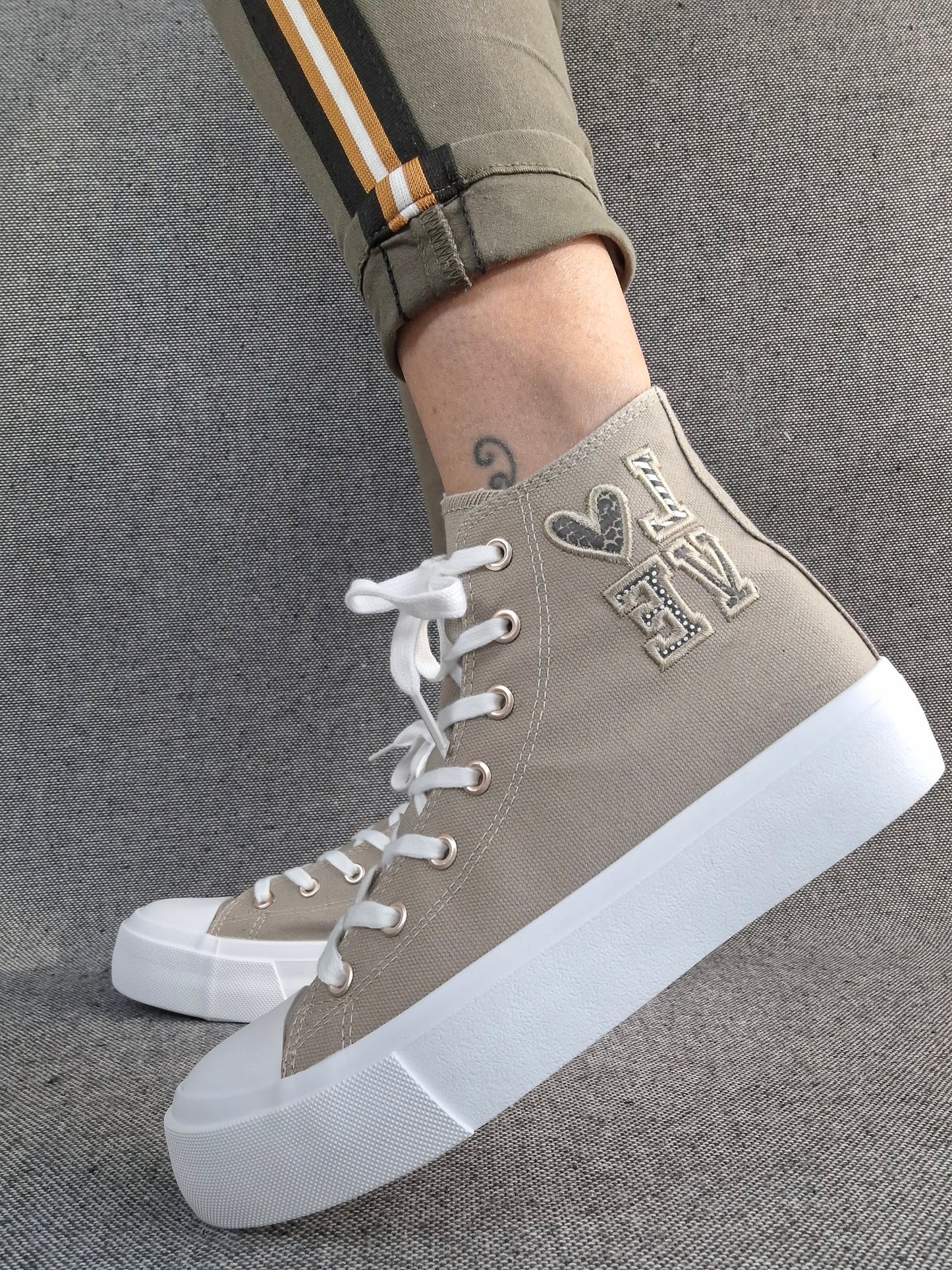 Chaussures baskets hautes tissu beige taupe blanc inscription "LOVE" style converse