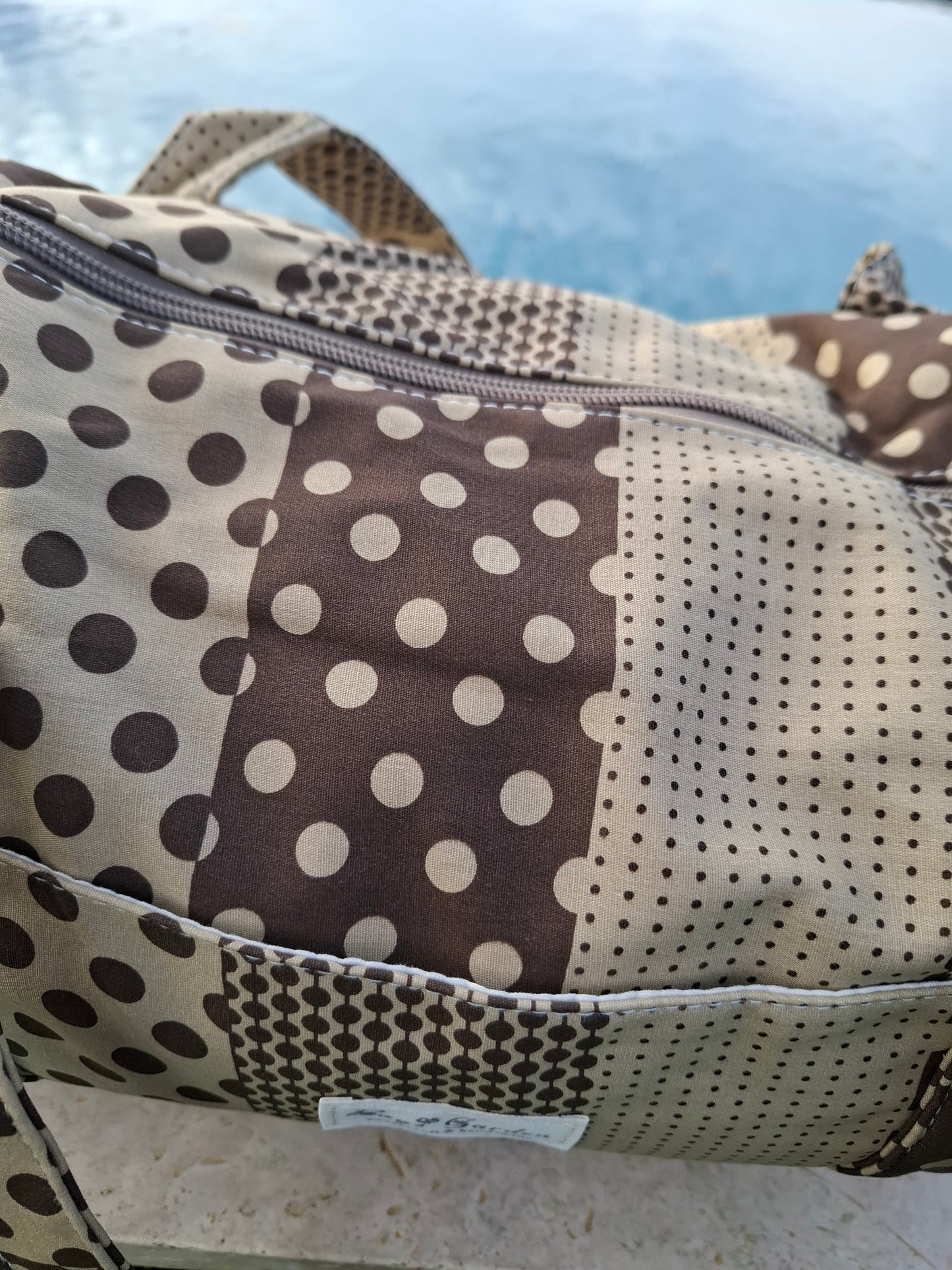 Sac polochon week end de voyage en tissu coton patchwork motifs à pois marron et taupe