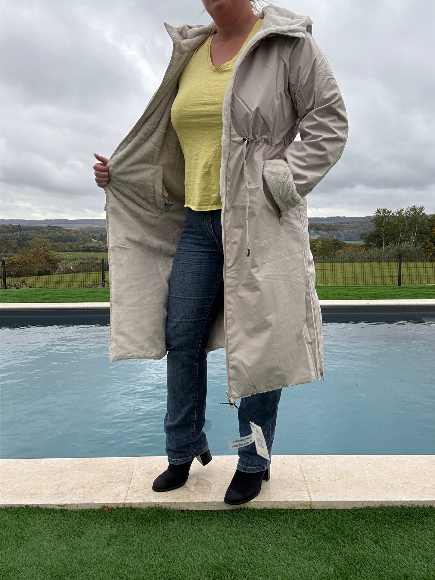 Melya Melody - Manteau long réversible blanc crème fausse fourrure avec capuche et cordons de serrage à la taille
