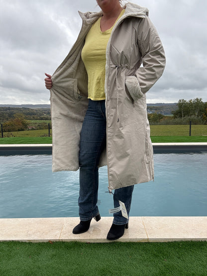Melya Melody - Manteau long réversible blanc crème fausse fourrure avec capuche et cordons de serrage à la taille