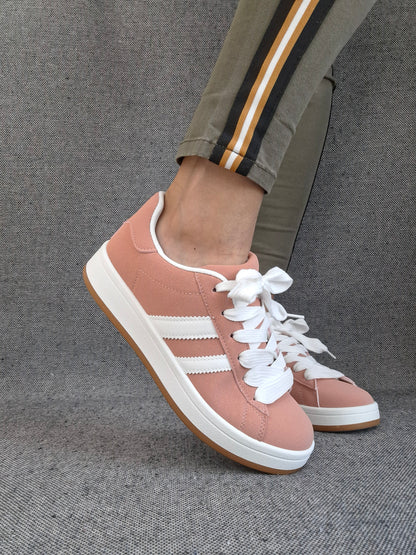 Chaussures baskets basses corail avec bandes blanches style sneakers campus