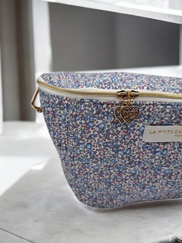Sac banane fleuri Liberty rouge avec doublure claire, fermeture éclair dorée et pendentif cœur doré, marque La Pitte Cachottière.