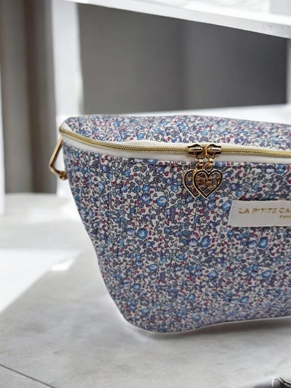 Sac banane fleuri Liberty rouge avec doublure claire, fermeture éclair dorée et pendentif cœur doré, marque La Pitte Cachottière.
