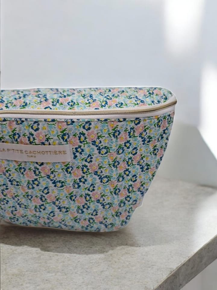 Sac banane en coton liberty fleuri bleu tons rouge « La Ptite cachottière »