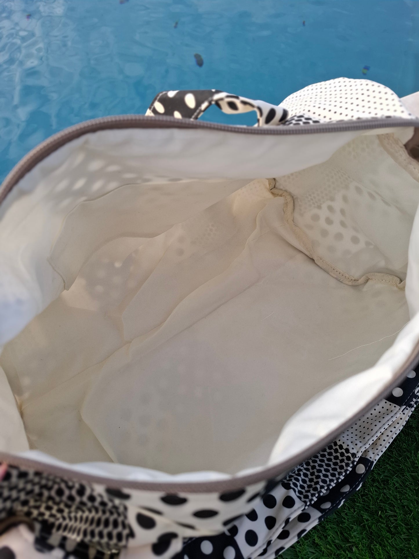 Sac polochon week end de voyage en tissu coton patchwork motifs à pois noir et blanc