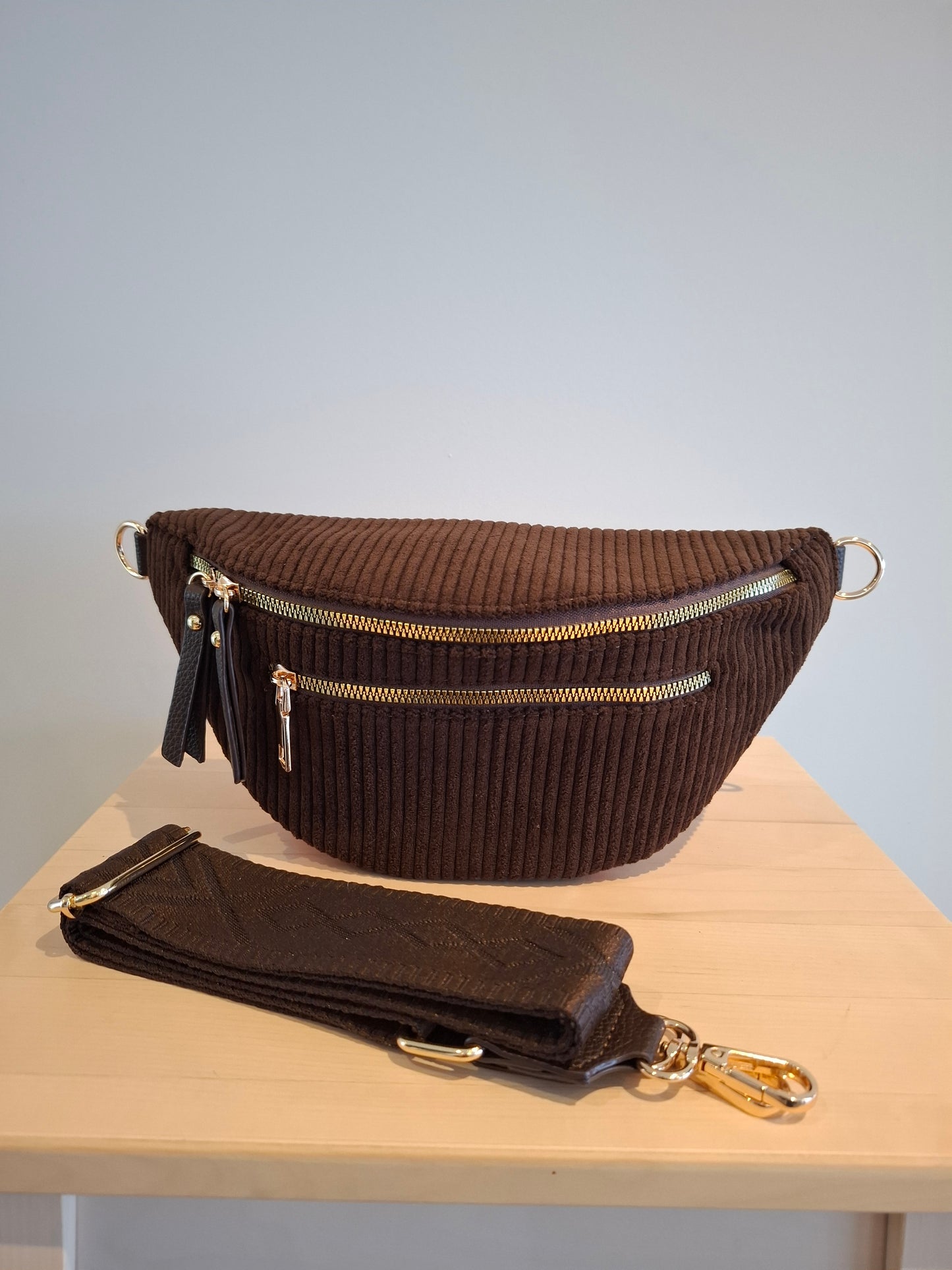 Sac banane velours côtelé 2 poches marron chocolat foncé sangle fantaisie