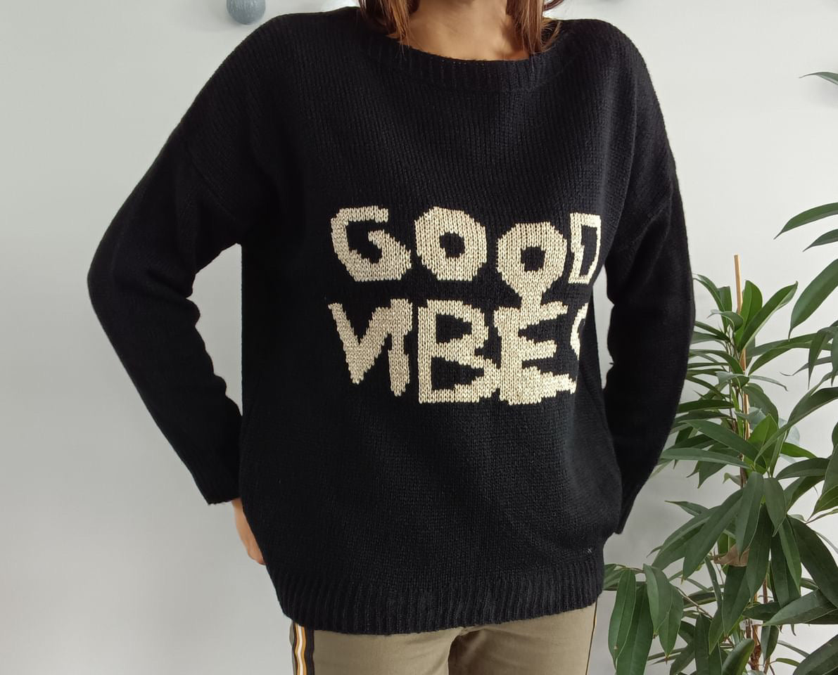 Pull mailles noir inscription “good vibes” doré