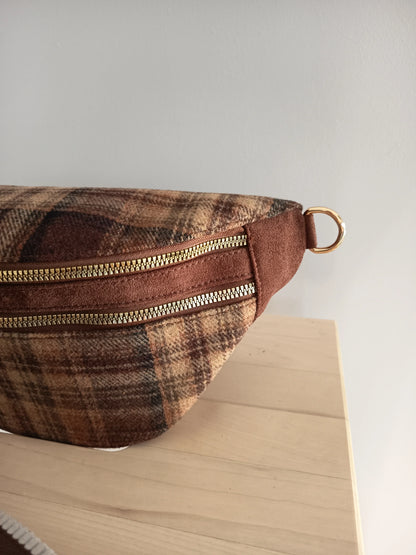 Riñonera de tela con estampado escocés, correa fantasía en tonos marrones