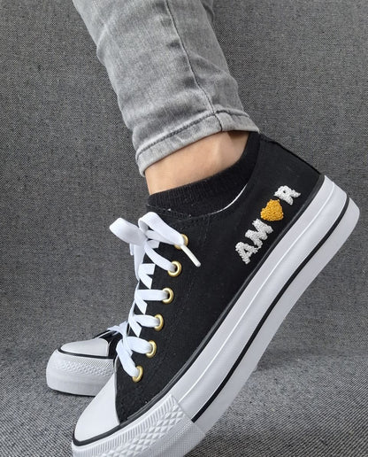 Chaussures baskets basses en toile noir avec inscription “Amor” style converse