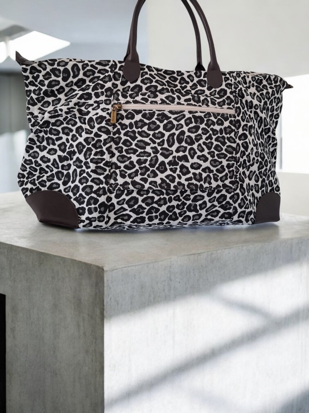 Grand sac porté épaule imprimé léopard blanc noir