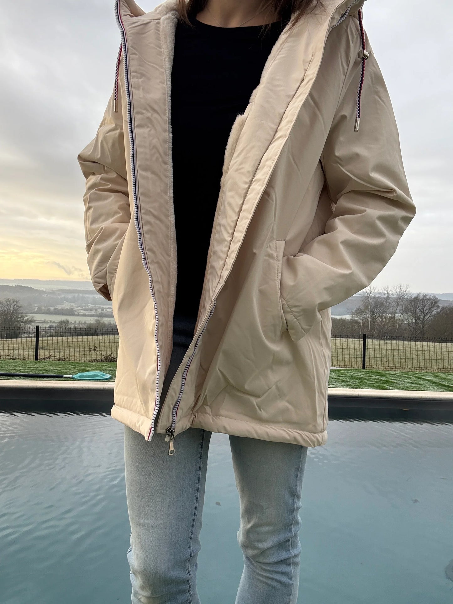 Manteau imperméable mi long fourré en fausse fourrure beige - Curvy