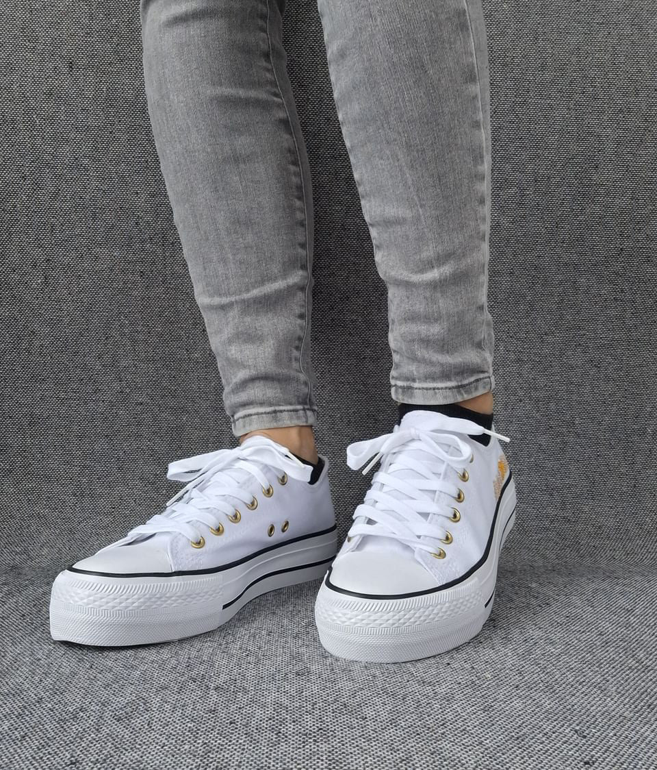 Chaussures baskets basses en toile blanche avec inscription “Amor” style converse