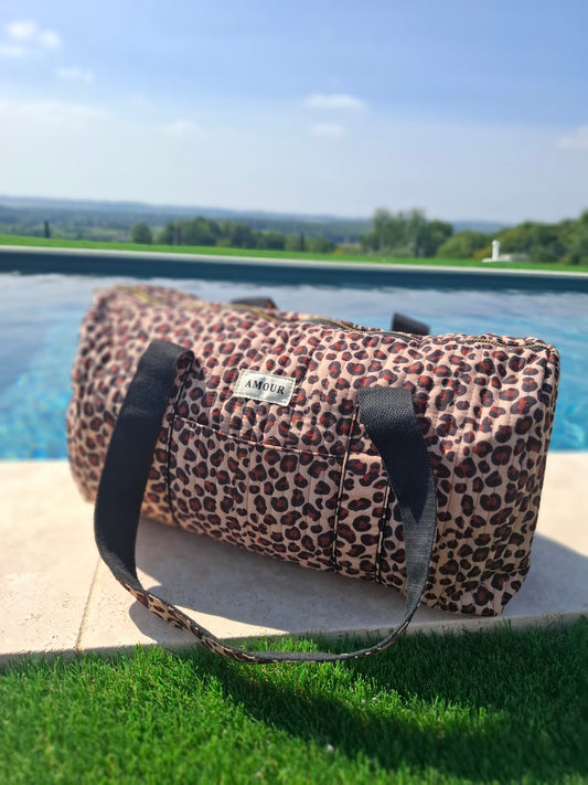 Sac polochon en coton matelassé beige taupe motifs léopard noir et marron