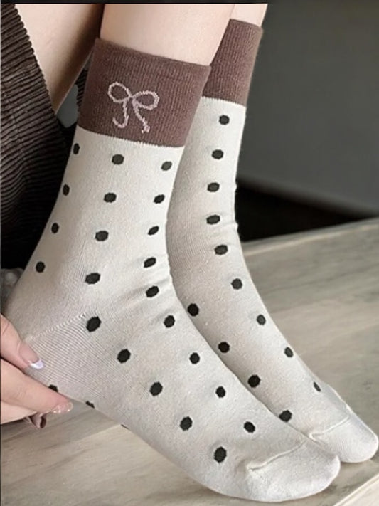 Nouveautés - Chaussettes blanches en coton à pois noir avec bordure marron et motif nœud blanc