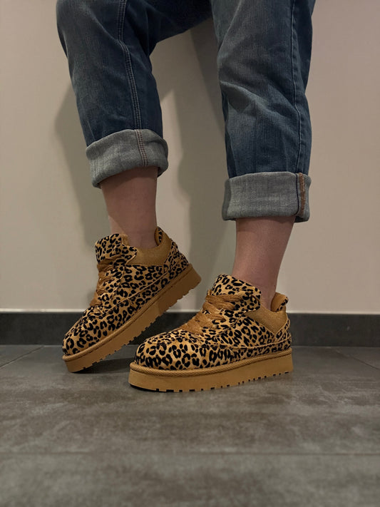 Chaussures baskets basses légèrement compensées fourrées motif léopard style sneakers