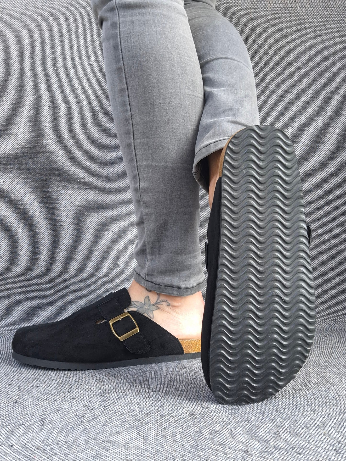 Chaussures sabots à semelle intérieur noirs avec boucle dorée