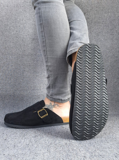 Chaussures sabots à semelle intérieur noirs avec boucle dorée