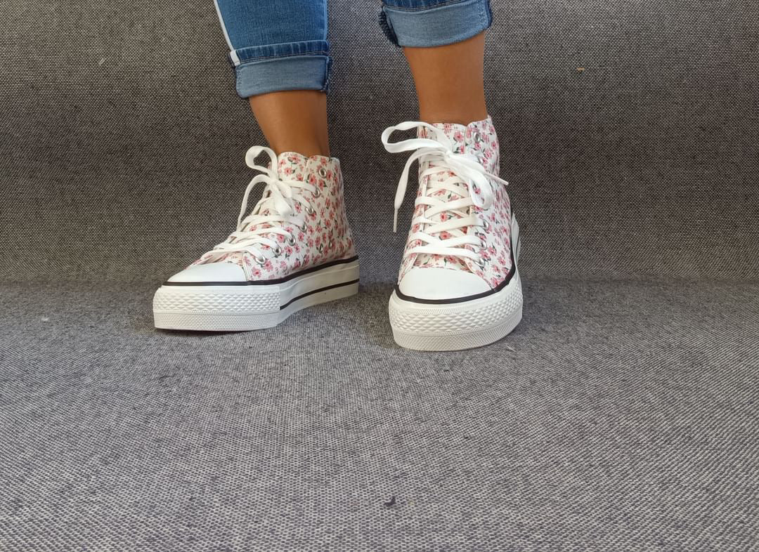 Baskets hautes motifs liberty fleurs roses en tissu type converse