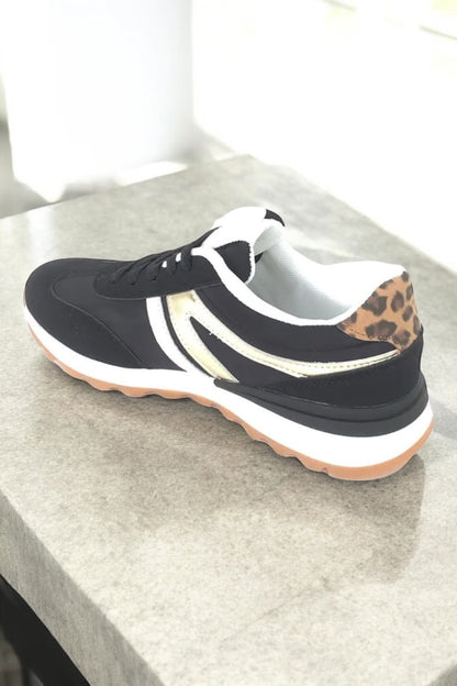 Chaussures baskets basses noir doré style sneakers new balance