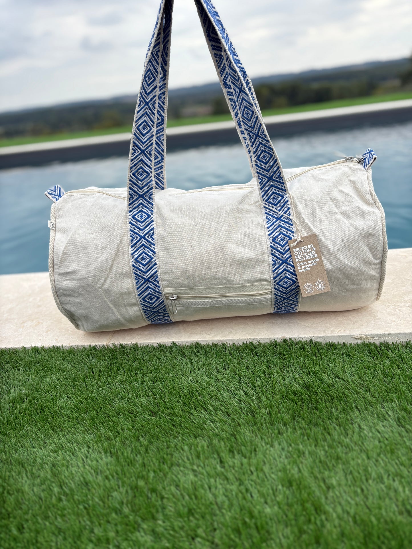 Sac polochon en coton tissu beige avec poignées motifs géométriques en bleu et blanc