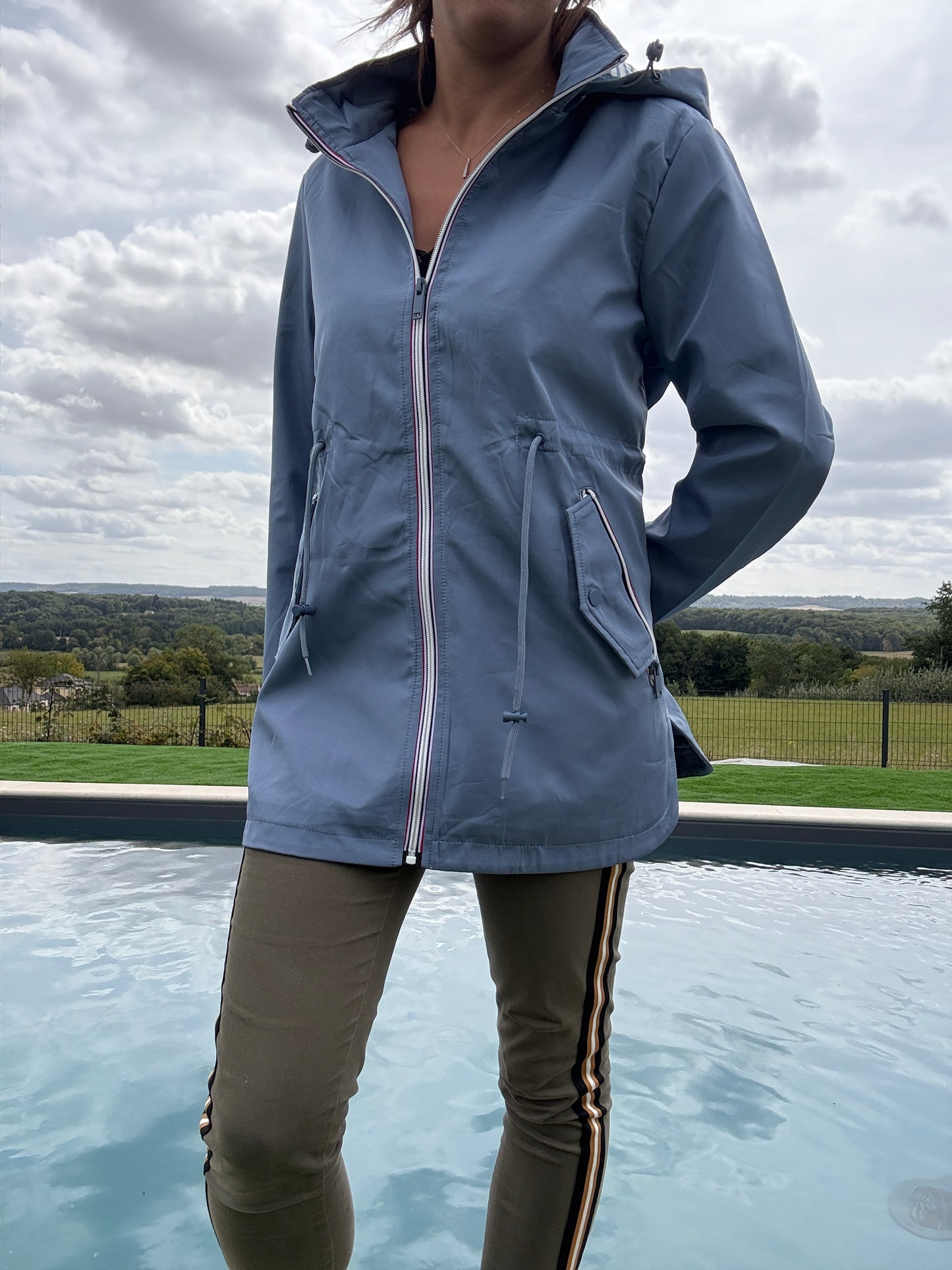 New Lolo - Manteau mi long deperlant léger bleu clair capuche intérieur marin rayé bleu clair blanc