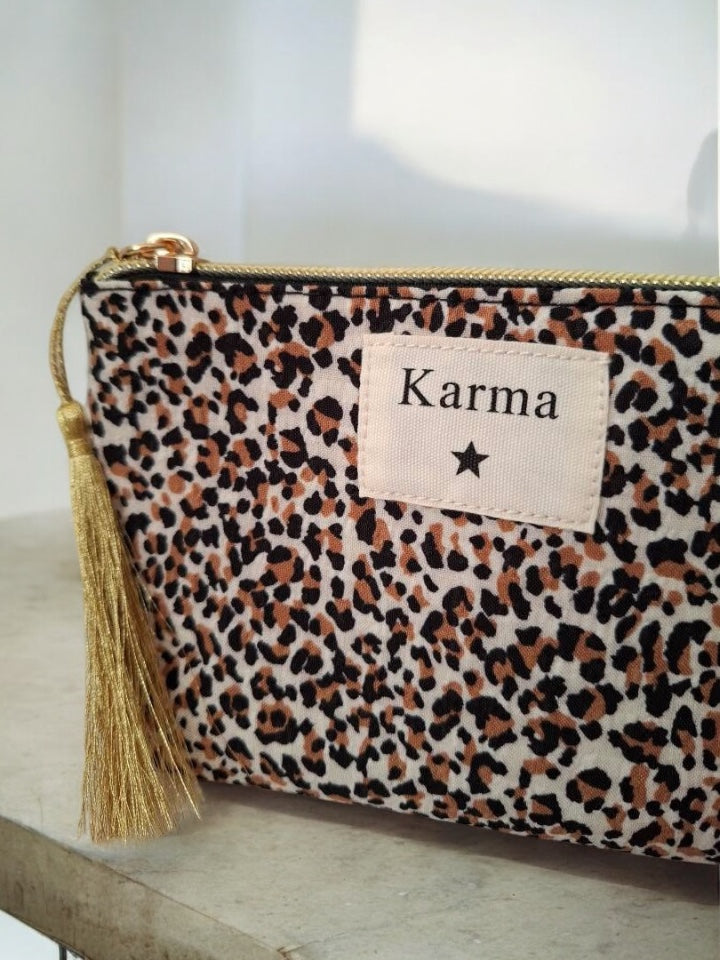 Pochette en tissu motif léopard beige “Karma”