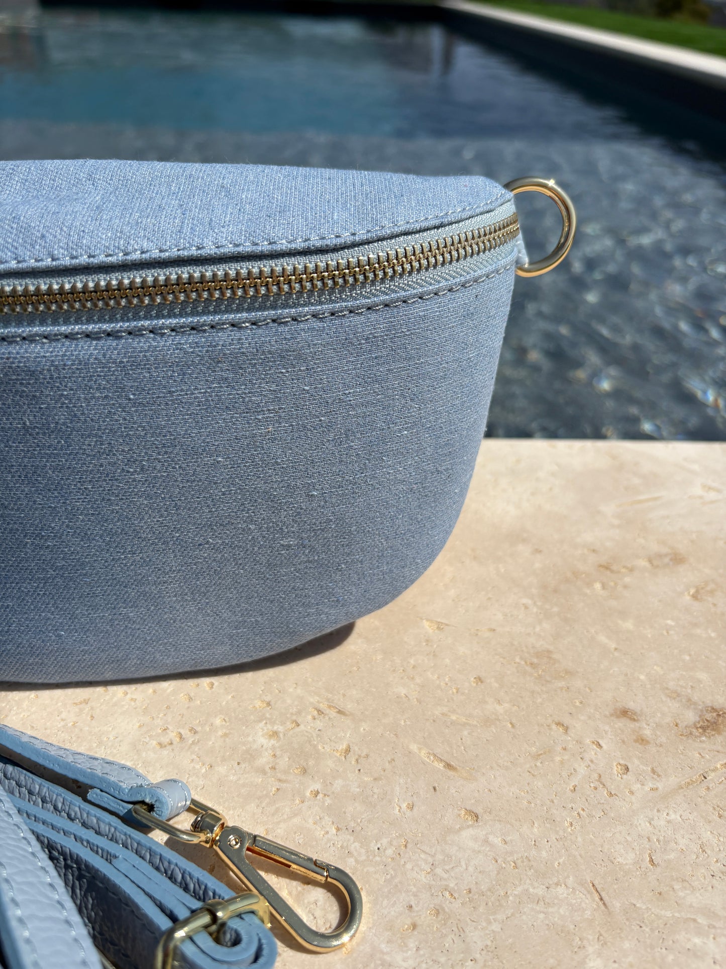 Sac banane tissu jean bandouliere bleu clair en cuir