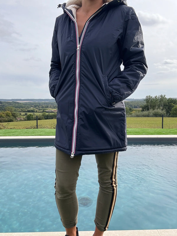 Laura Jo - Imperméable fourré long fausse fourrure bleu marine intérieur sherpa beige Le Petit Placard
