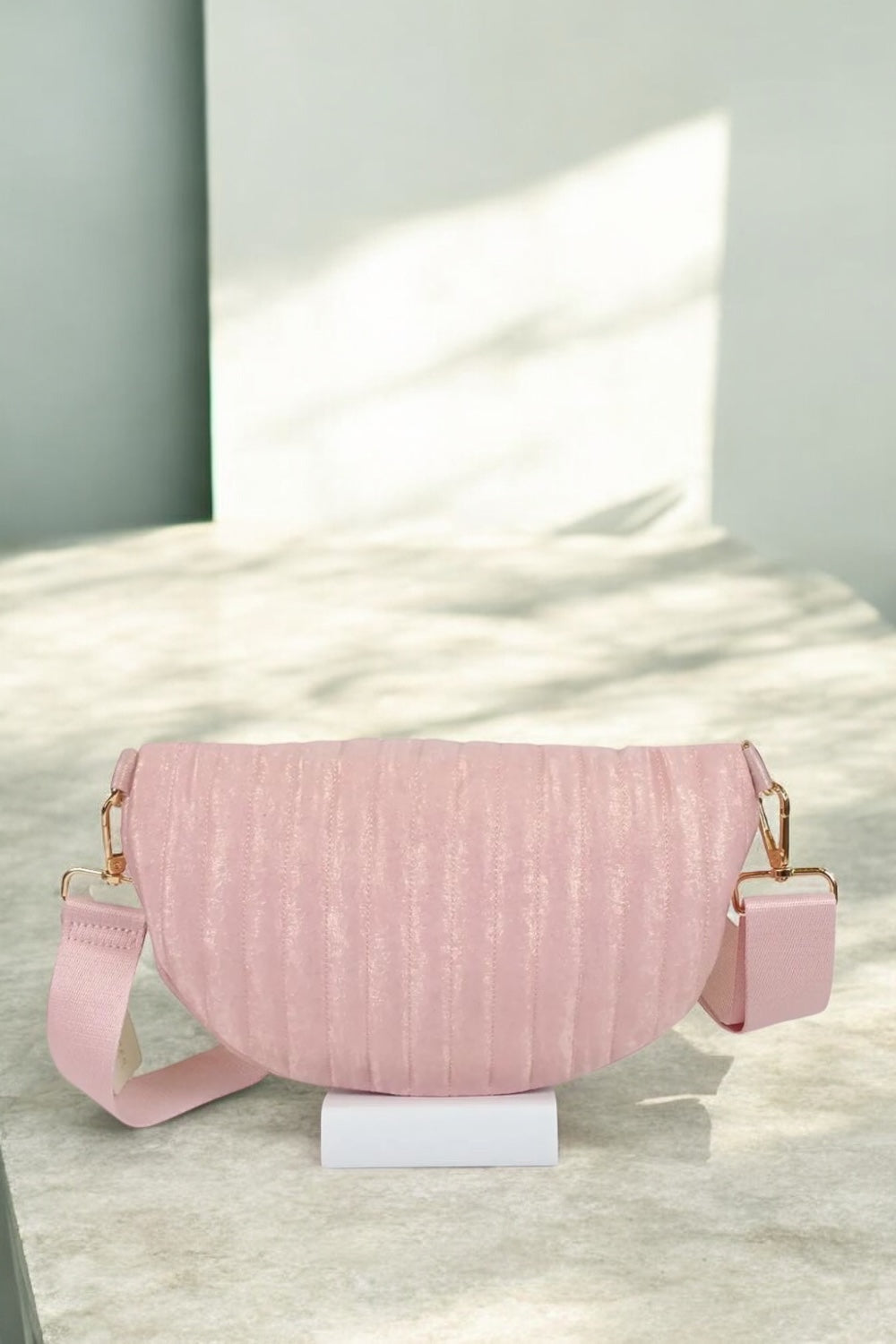Sac banane en tissu irisé texturé relief élégant rose