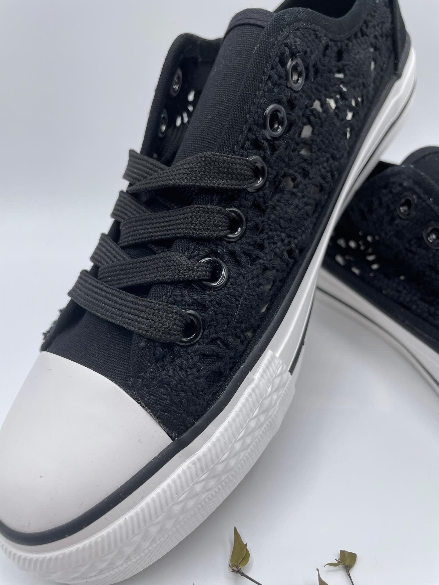 Baskets basses à dentelle noir en tissu style Converse