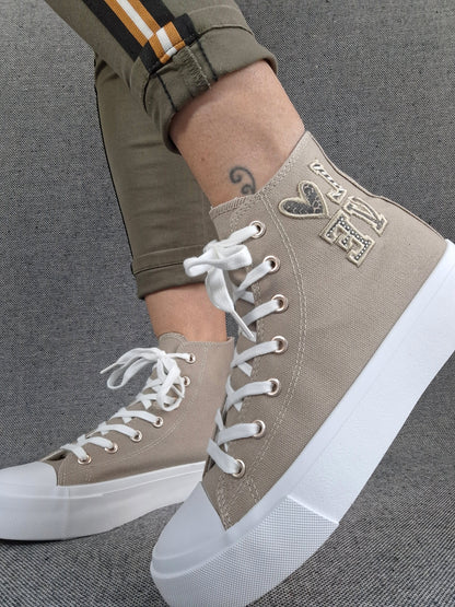 Chaussures baskets hautes tissu beige taupe blanc inscription "LOVE" style converse