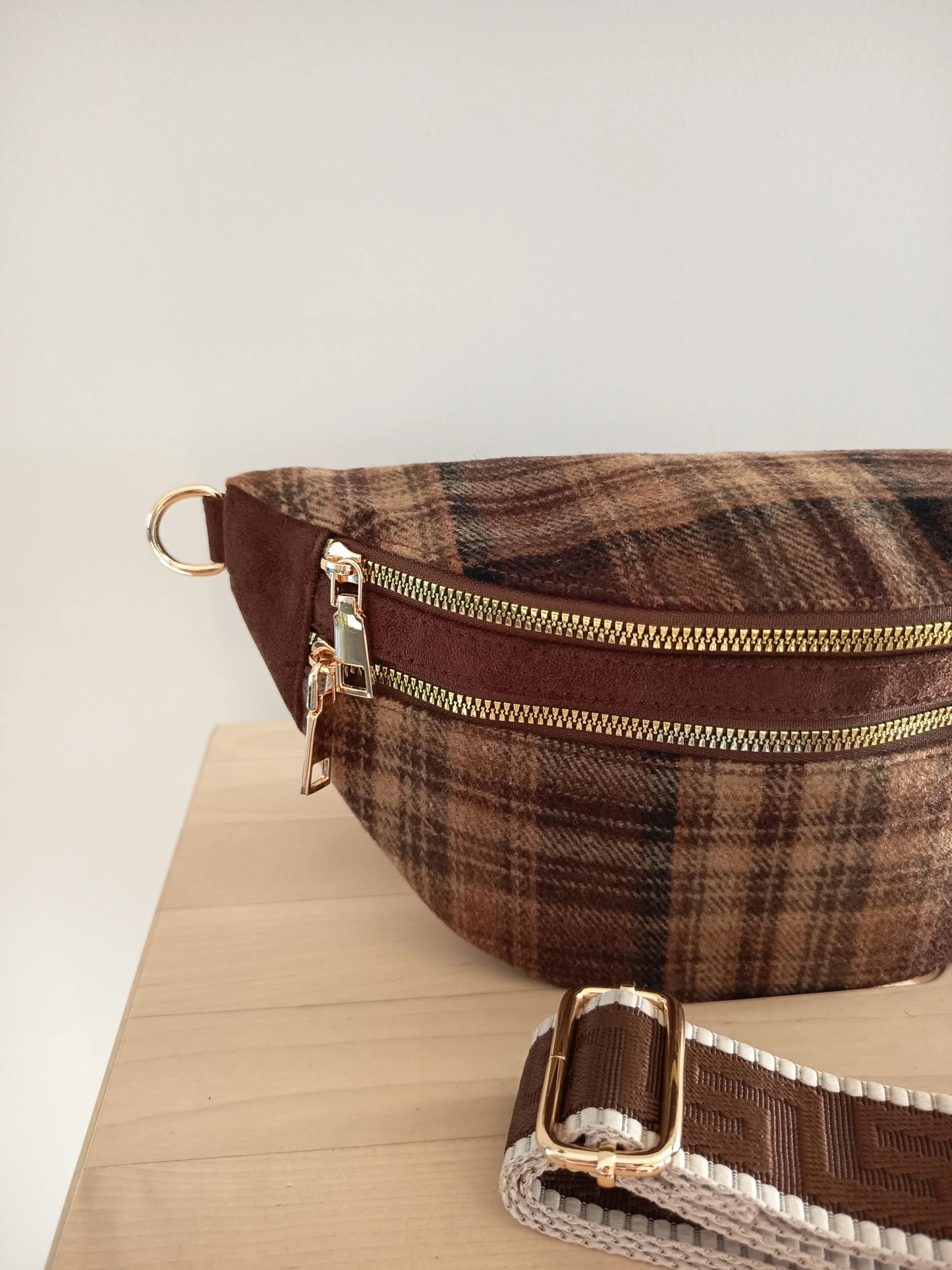 Riñonera de tela con estampado escocés, correa fantasía en tonos marrones