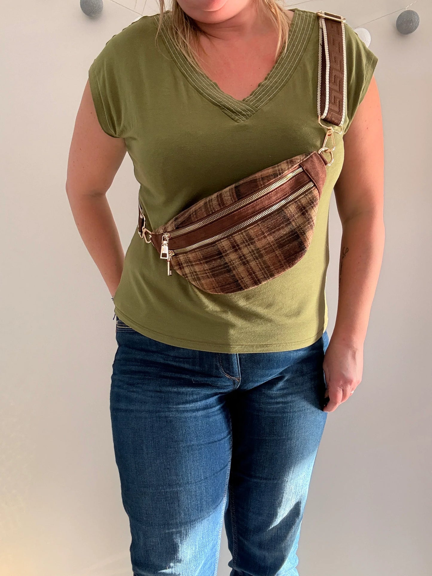 Riñonera de tela con estampado escocés, correa fantasía en tonos marrones