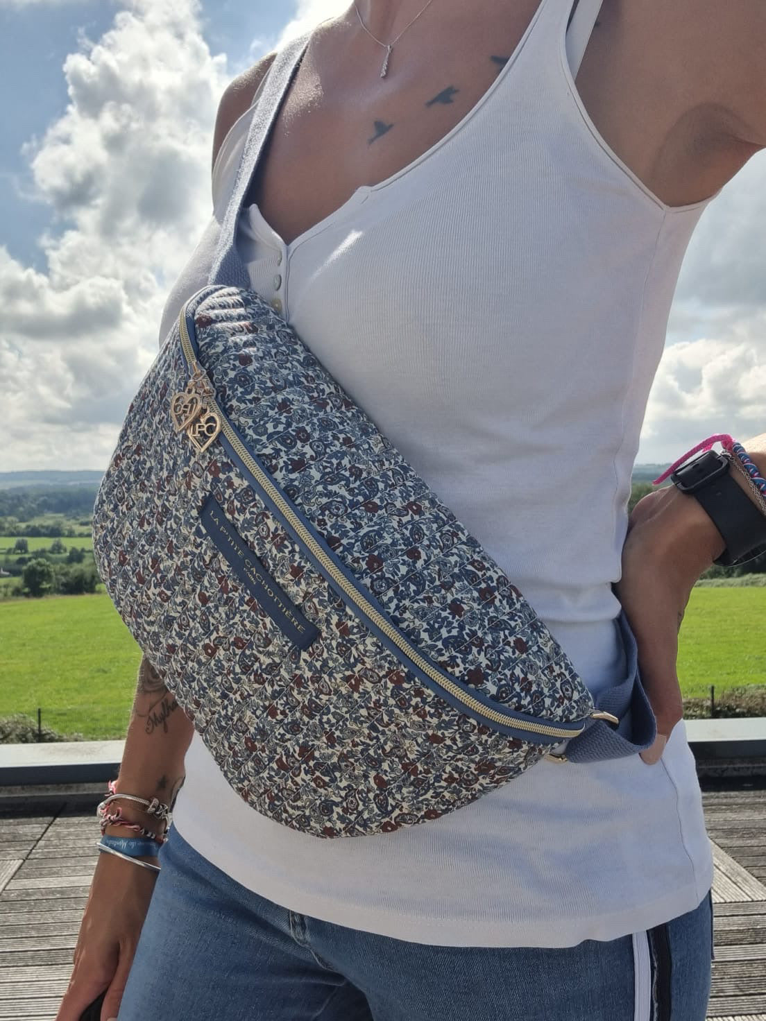 Sac banane en coton liberty bleu, rouge et blanc « La Ptite cachottière »