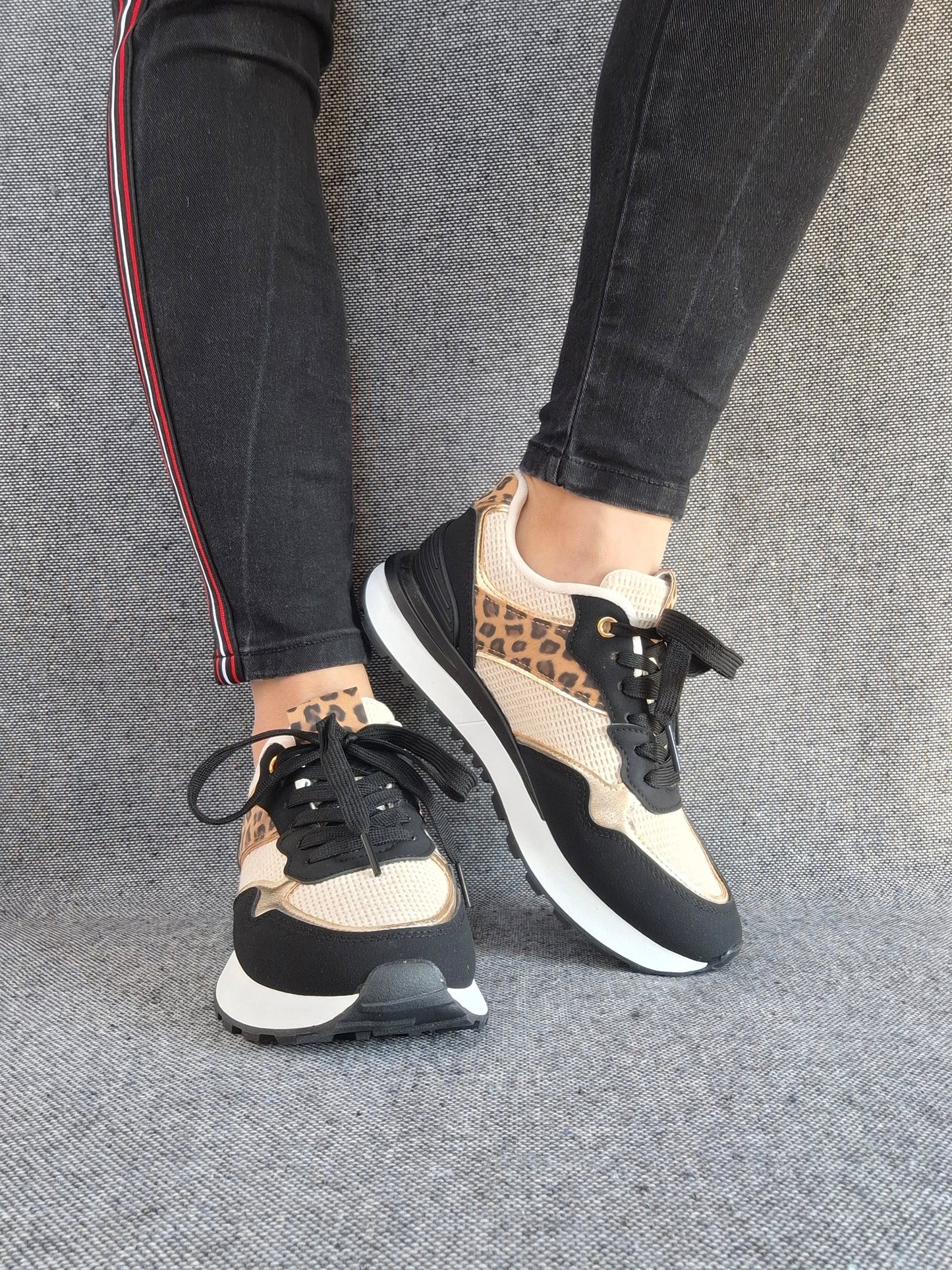 Chaussures baskets en tissu beige et noir avec un motif léopard style sneakers