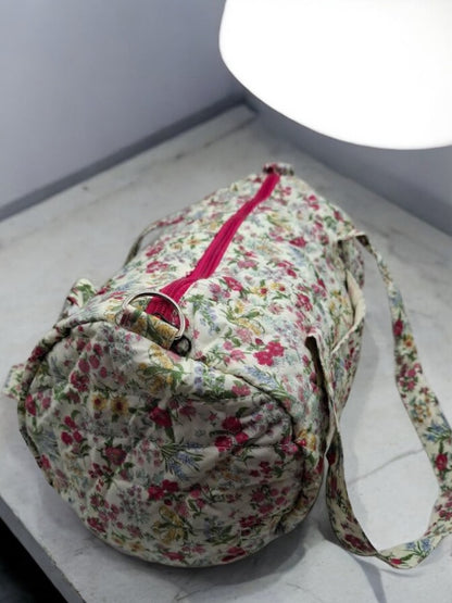 Nouveautés - Sac polochon en coton matelassé motifs à fleurs fuschia