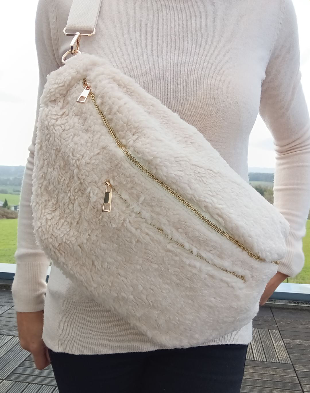 Sac banane XXL tissu toucher peluche deux poches Ecru