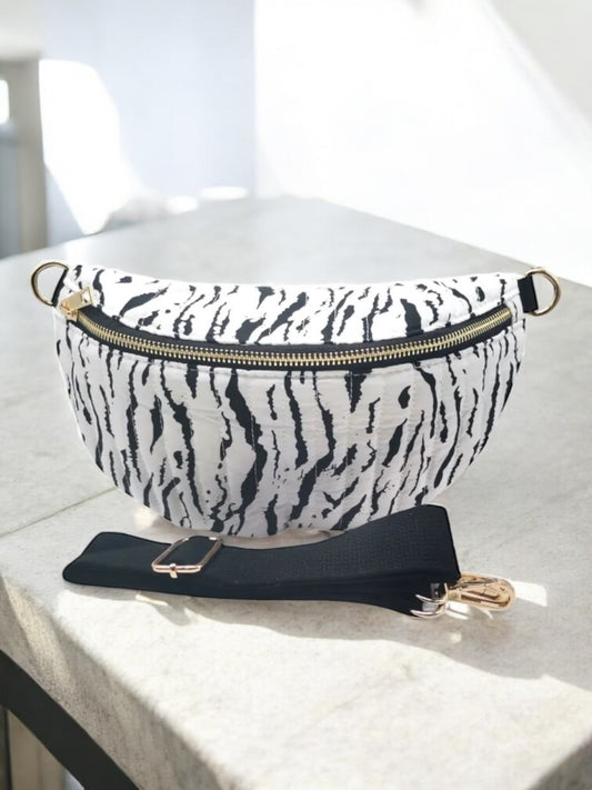 Nouveautés - Sac banane en coton matelassé blanc motif zébré noir