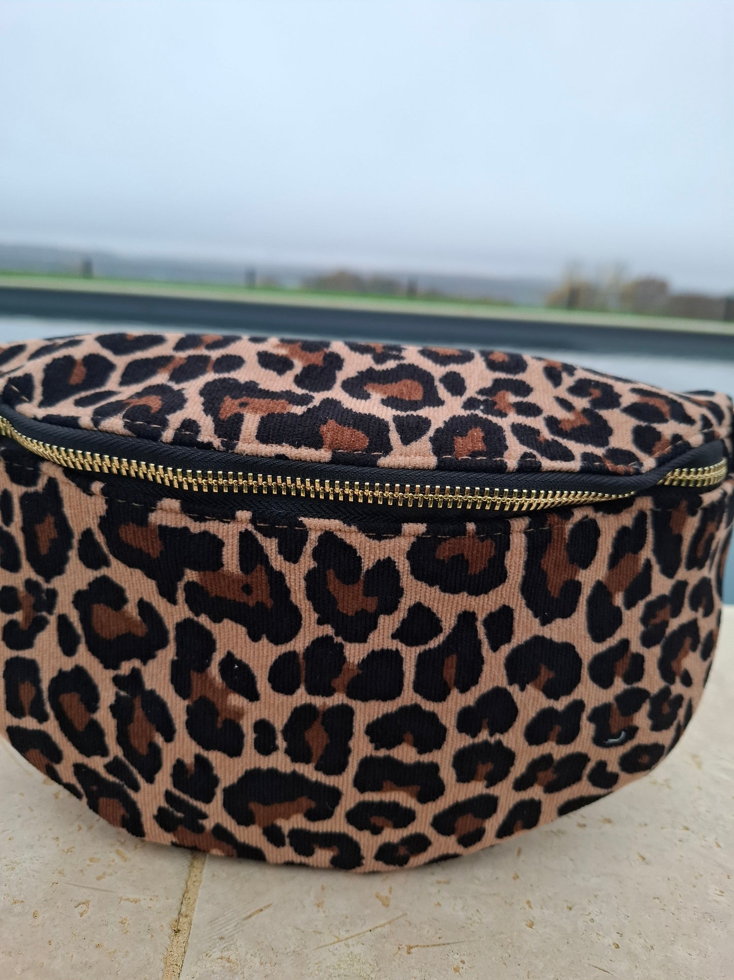 Sac banane en velours côtelé marron et noir imprimé léopard