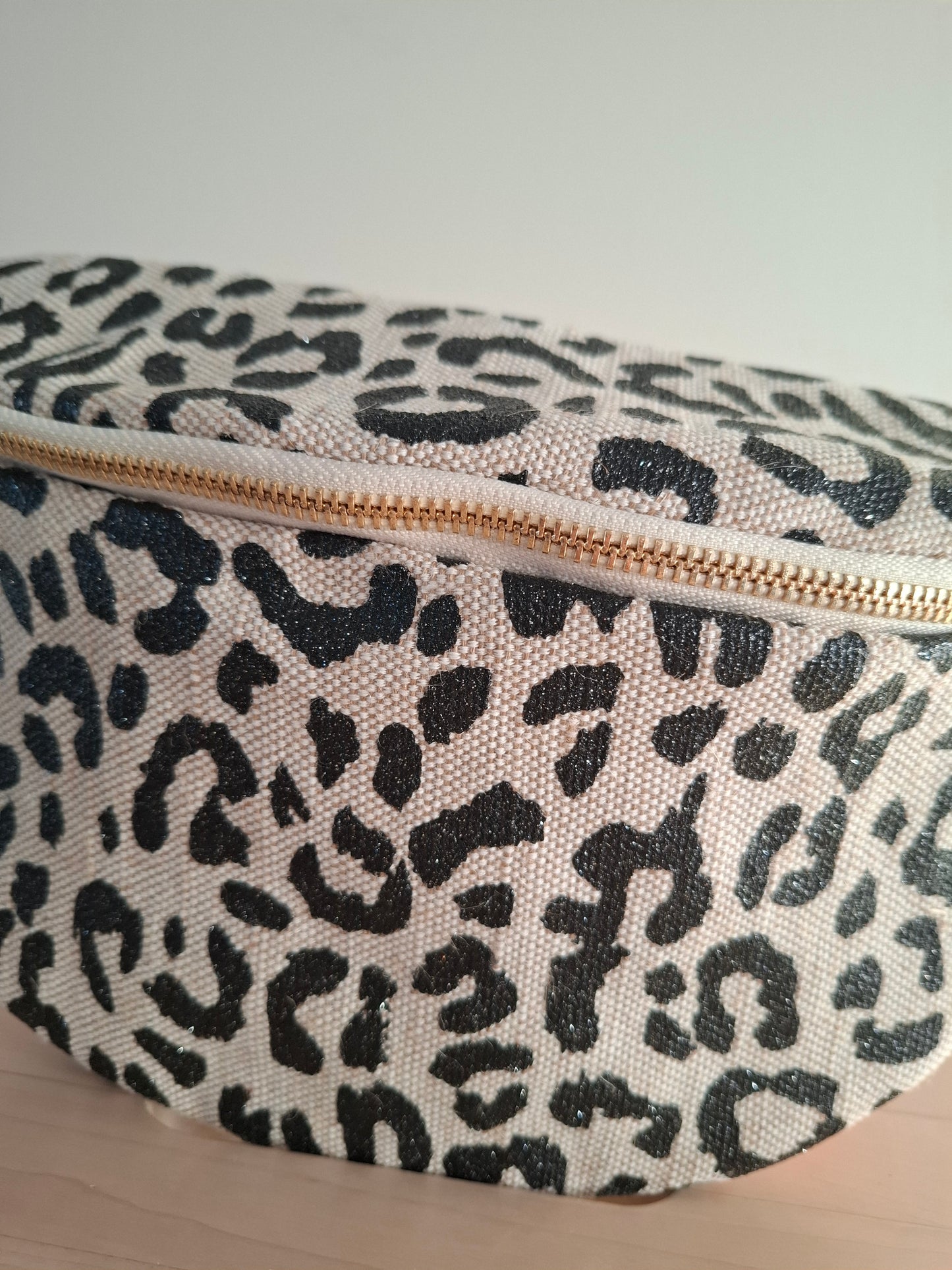 Sac banane en tissu motif léopard teintes noires et beige