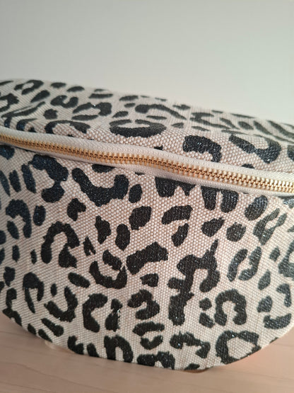 Sac banane en tissu motif léopard teintes noires et beige