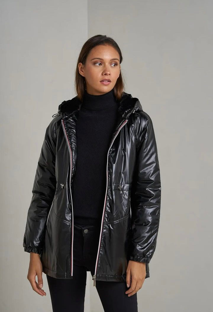 Attrait Paris - Manteau mi-long imperméable fourré resserrable à la taille noir brillant