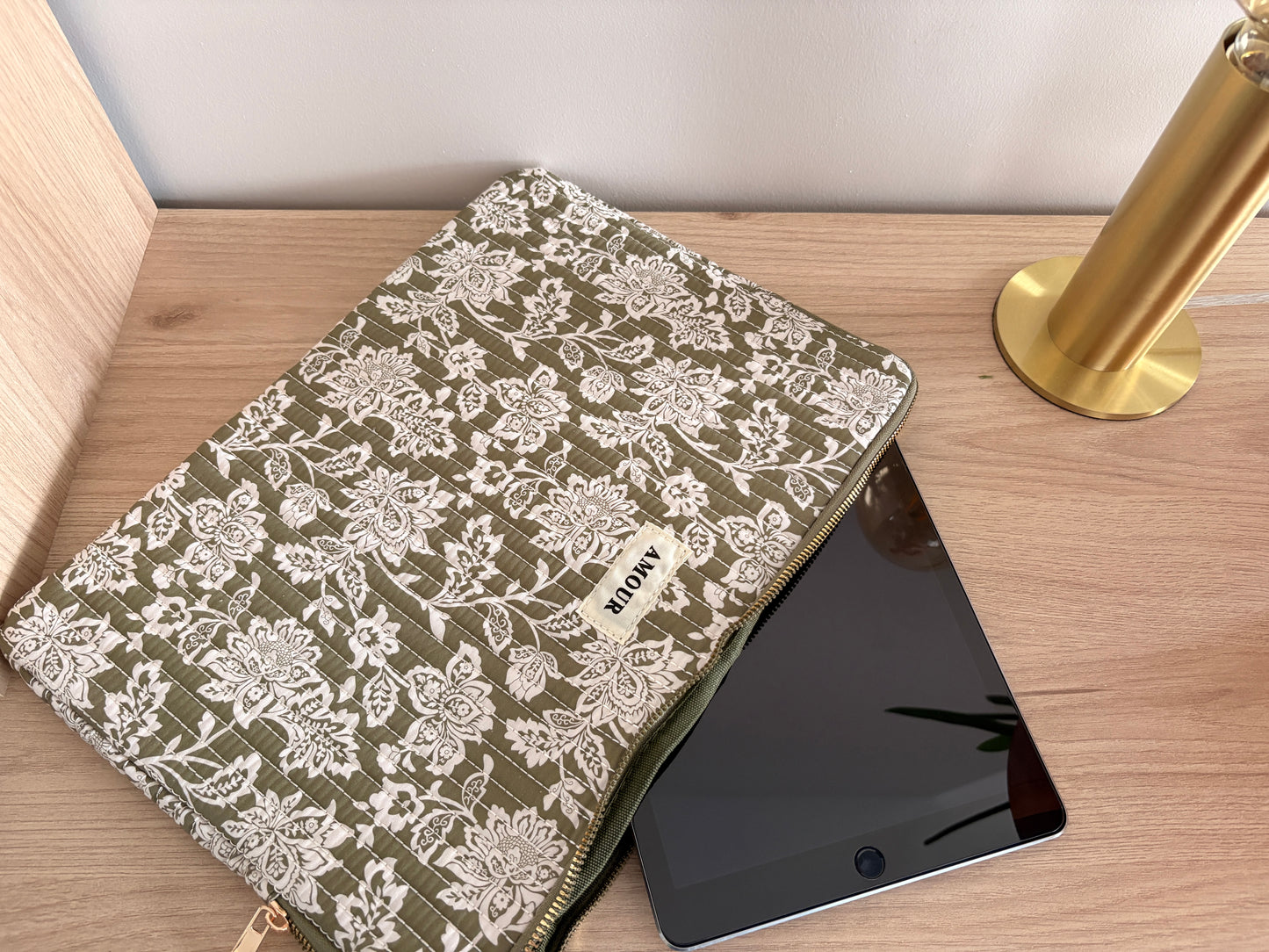 Pochette housse pour ordinateur en coton matelassé liberty floral toile de jouy couleur Kaki et blanc