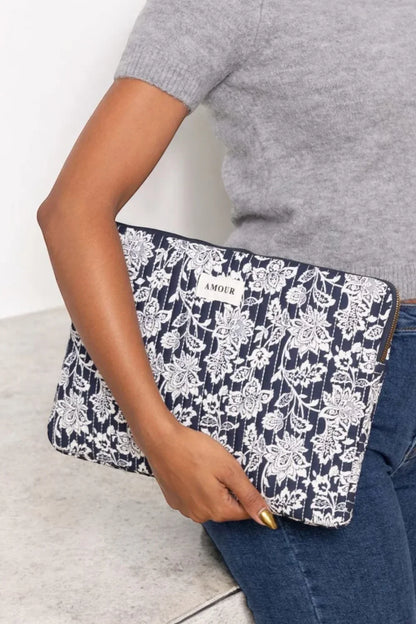 Pochette housse pour ordinateur en coton matelassé liberty floral toile de jouy couleur Bleu marine et blanc