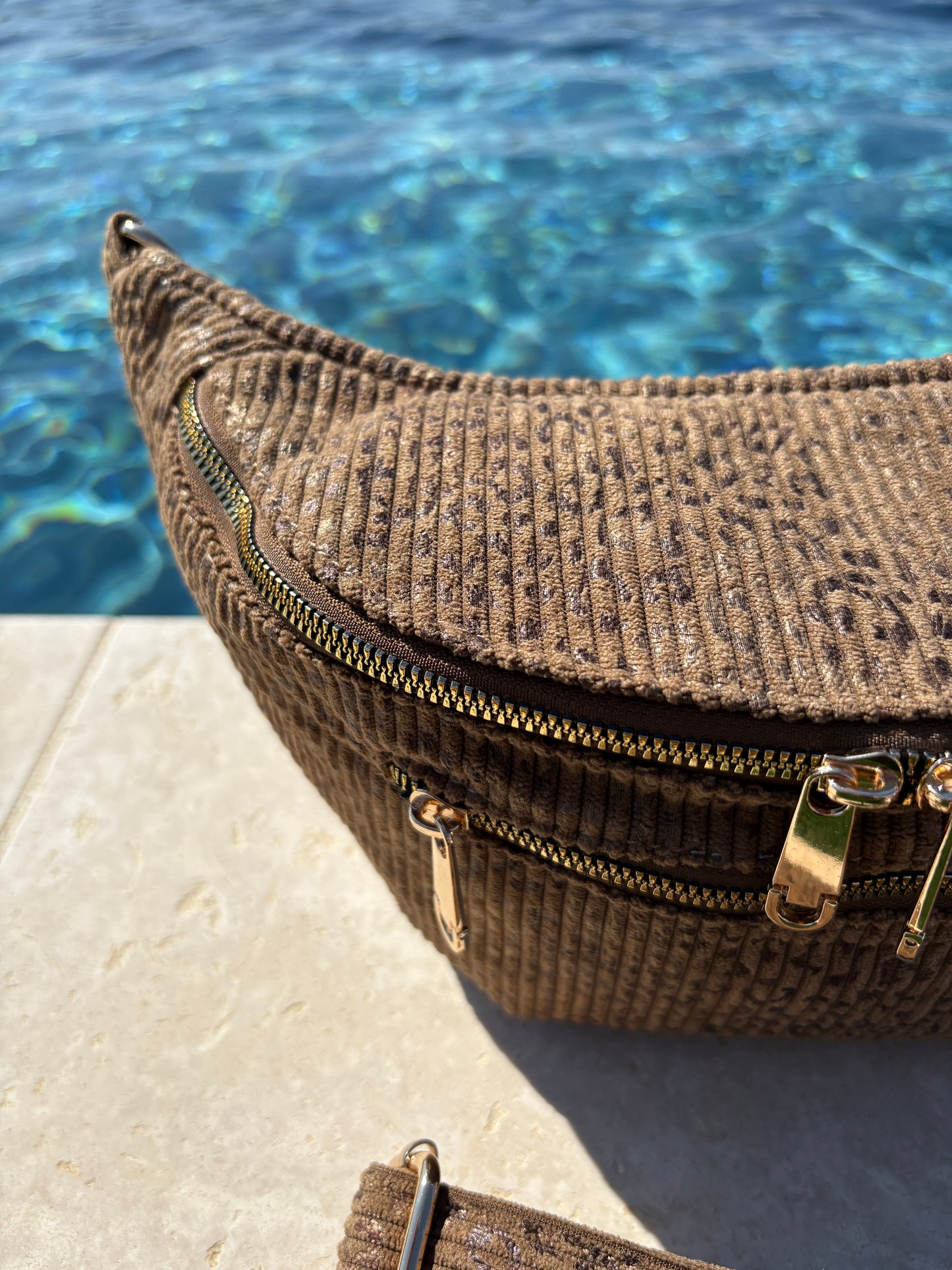 Sac banane XL en velours côtelé taupe imprimé léopard 2 poches