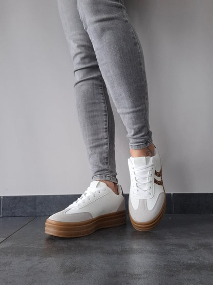 Chaussures baskets basses blanches légèrement compensées style campus léopard