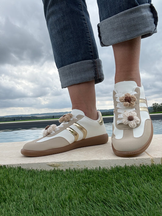 Nouveautés - Chaussures baskets plates beige et blanches avec deux bandes dorées (bijoux de lacets)