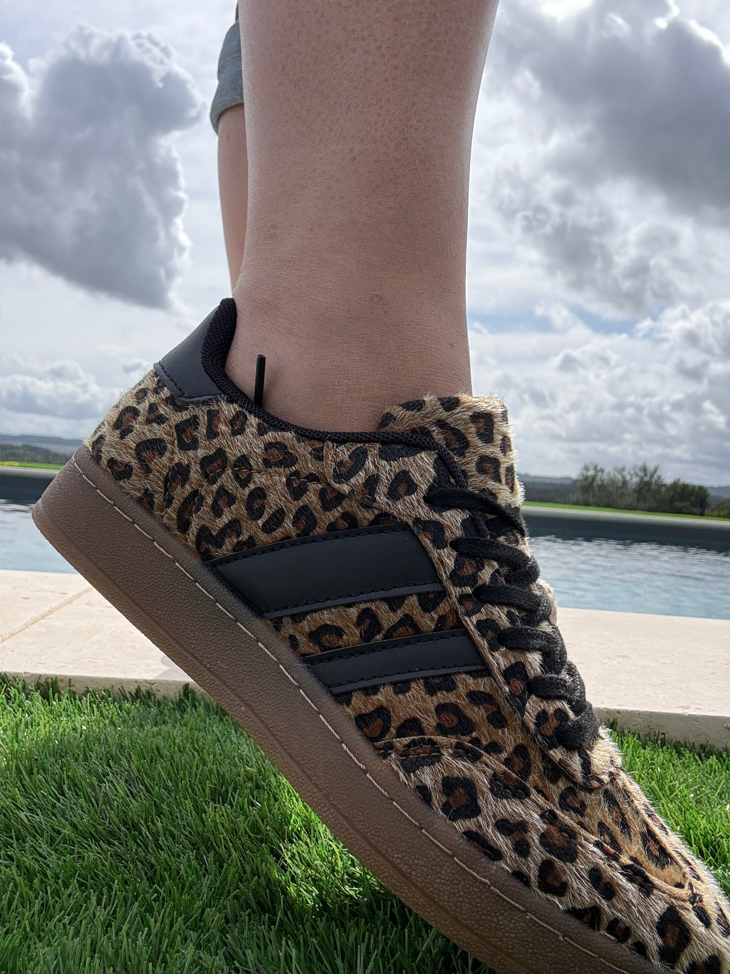 Chaussures baskets basses toucher poils imprimé léopard avec bandes noires style campus