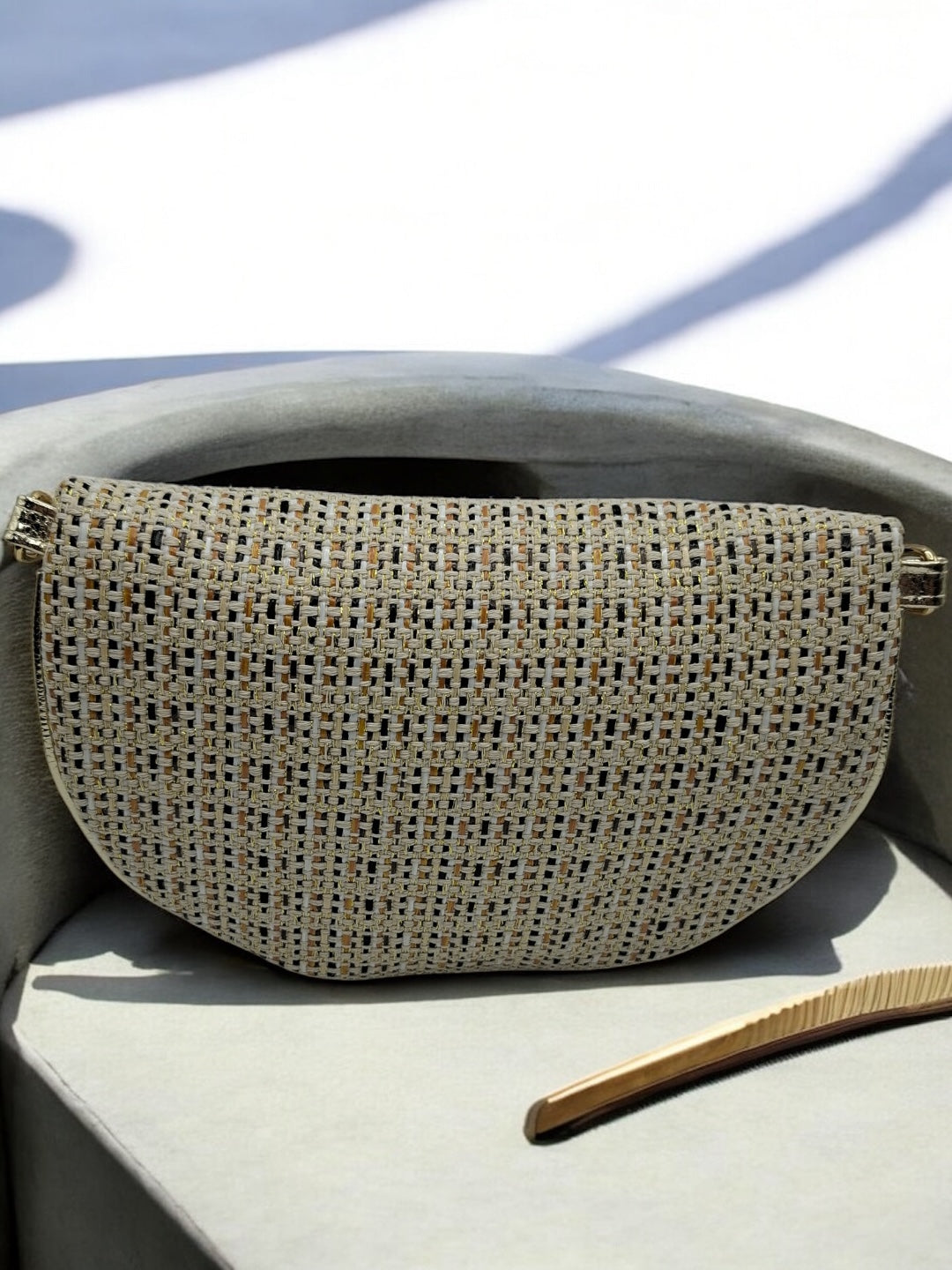 Sac banane en tissu à motif texturé noir, beige et camel sangle fantaisie